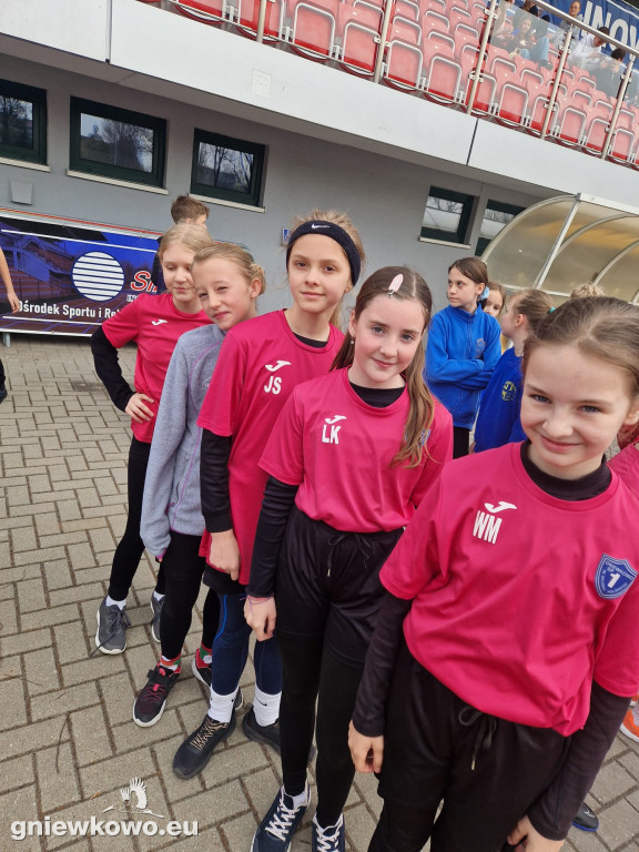 Medalowe przełajowe biegi uczniów gniewkowskiej 