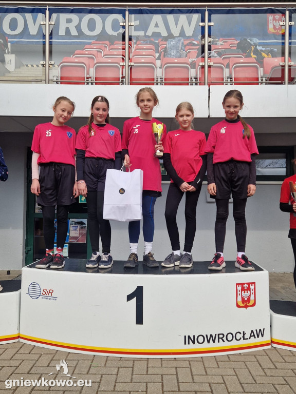 Medalowe przełajowe biegi uczniów gniewkowskiej 