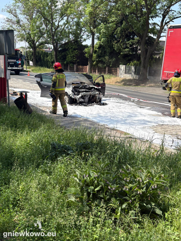 Auto stanęło w płomieniach na DK15 w Gniewkowie