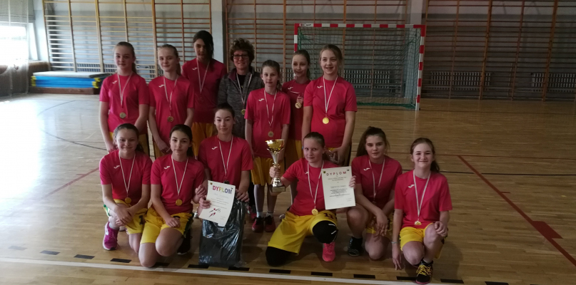 Szkoła Podstawowa nr 1 w Gniewkowie mistrzem powiatu w koszykówce dziewcząt