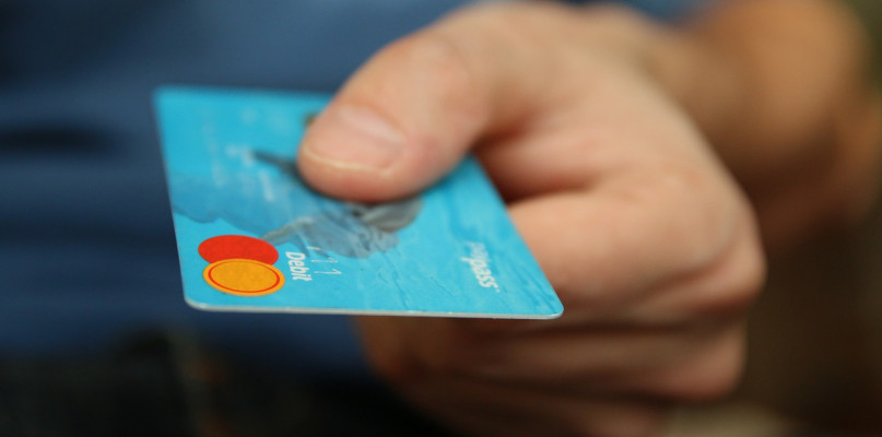 Ukradła koleżance kartę i płaciła nią za zakupy