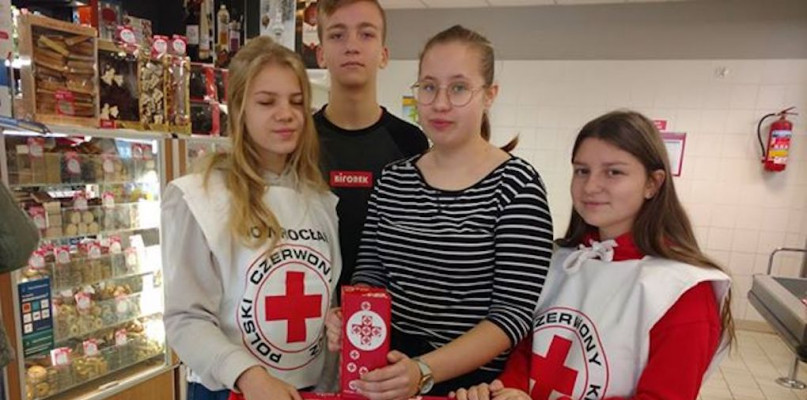 Uczniowie z Wierzchosławic kwestują w sklepie Mila