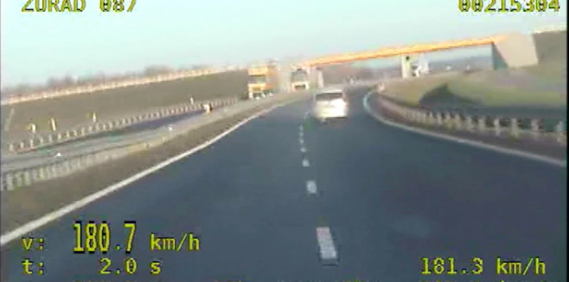 Kierowca bez uprawnień pędził 180 km/h