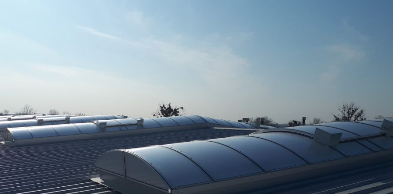 Dlaczego warto doświetlić nieruchomość, wykorzystując świetliki dachowe?