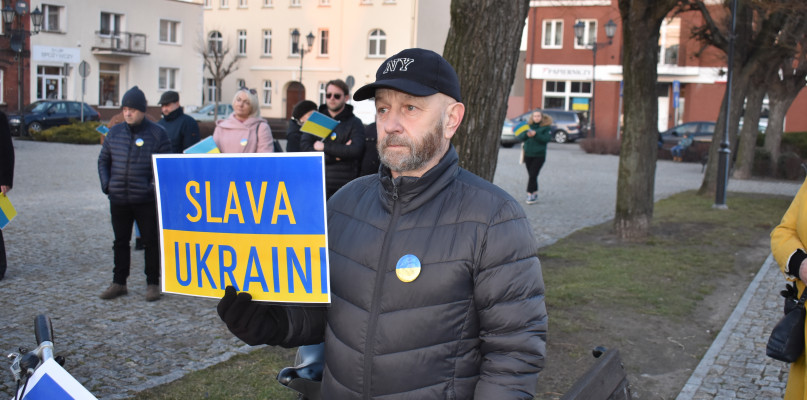 Pokojowy protest na Rynku. Gniewkowo solidarne z Ukrainą [ZDJĘCIA]