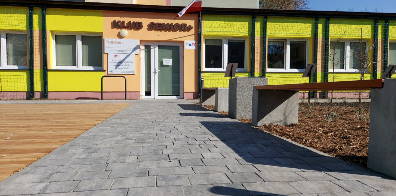 Teren przy Klubie Senior+ zyskał nowy wygląd [ZDJĘCIA]