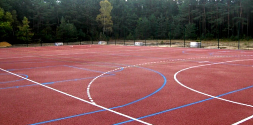 Nawierzchnie poliuretanowe – jak powstają nowoczesne boiska i obiekty sportowe?