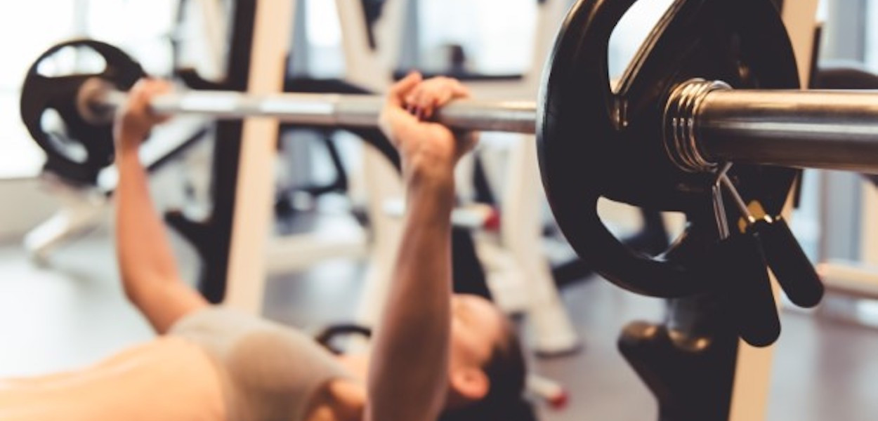 Ćwiczenia na biceps przy użyciu hantli – przykłady