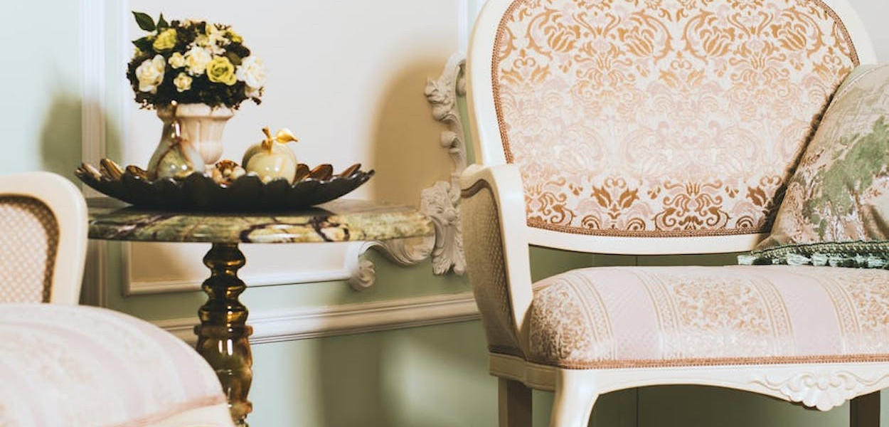 Jakie krzesła wybrać do salonu w stylu glamour?