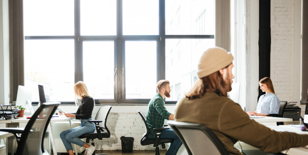 Trudności związane z pracą w biurze typu open space – czy wiesz, o czym mowa?