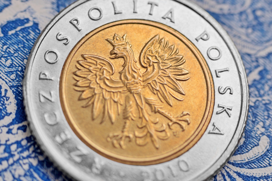 Zbliżenie na awers monety z godłem państwowym oraz oznaczeniem emitenta