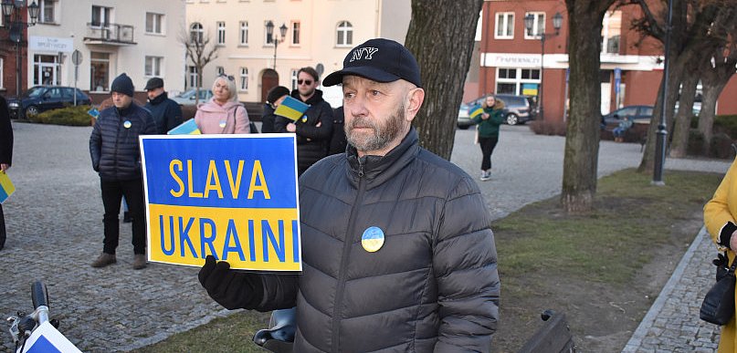 Pokojowy protest na Rynku. Gniewkowo solidarne z Ukrainą [ZDJĘCIA]