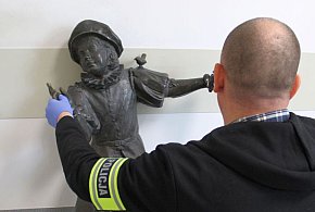 Policja odzyskała skradzioną figurkę. Była ukryta w śmietniku-11236