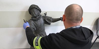 Policja odzyskała skradzioną figurkę. Była ukryta w śmi-11236