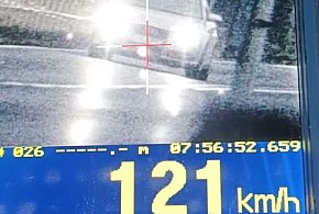 Słony mandat i 15 punktów za 121 km/h przez Suchatówkę-13572