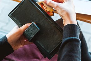 Emeryci coraz częściej rezygnują z gotówki. Wiemy, dlaczego-14378