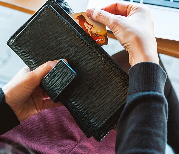 Emeryci coraz częściej rezygnują z gotówki. Wiemy, dlaczego-14378