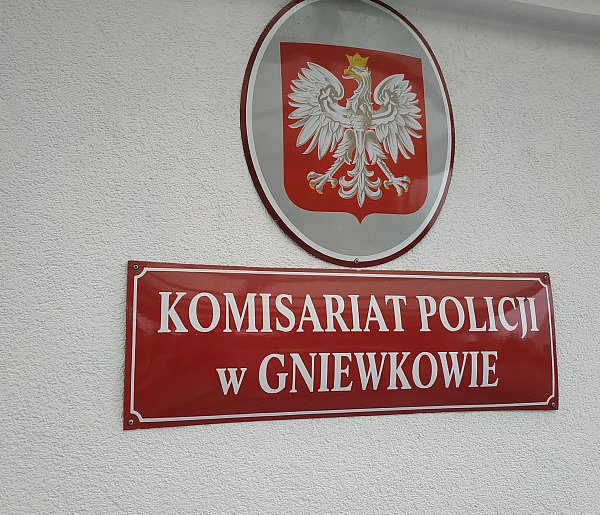 Kompletnie pijany przyjechał autem spotkać się z dzieckiem-15084