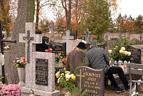 Savoir-vivre na 1 listopada. Jak się zachować podczas wizyty na cmentarzu?-15680