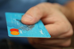 Fiskus skontroluje płatności kartą Polaków? Resort zabiera głos-15789