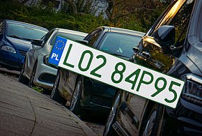 Tablice z zielonymi napisami na kolejnych autach. Nie chodzi o "elektryki"-15990