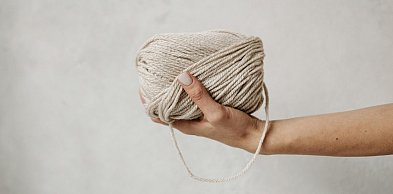 Jaką włóczkę wybrać na sweter, żeby był wygodny i trwały?
