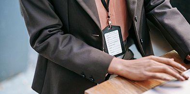 Jakie dokumenty musi posiadać cudzoziemiec, aby legalnie podjąć pracę w Polsce?