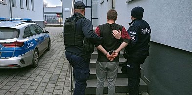 Alkohol, sądowy zakaz i nielegalny pobyt – policjanci  zatrzymali cudzoziemca-15782
