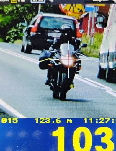 Motocyklistka zbytnio się rozpędziła w Suchatówce-15339