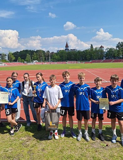 Uczniowie SP drużynowymi mistrzami powiatu w lekkoatletyce
