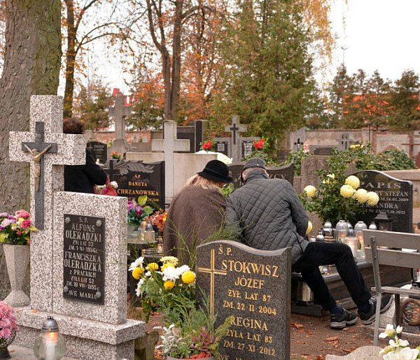Savoir-vivre na 1 listopada. Jak się zachować podczas wizyty na cmentarzu?-15680