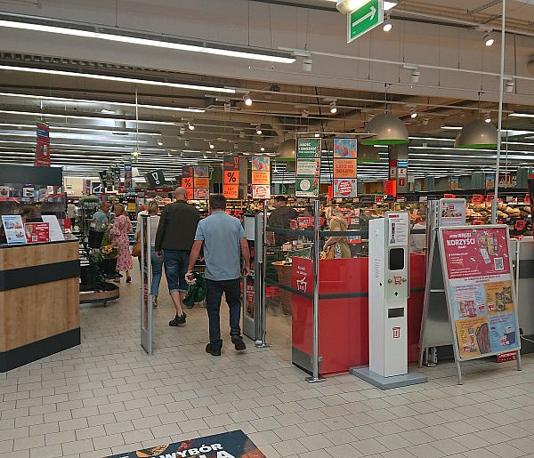 Pracownicy popularnej sieci mają dość. W południe zatrzymają pracę-15938