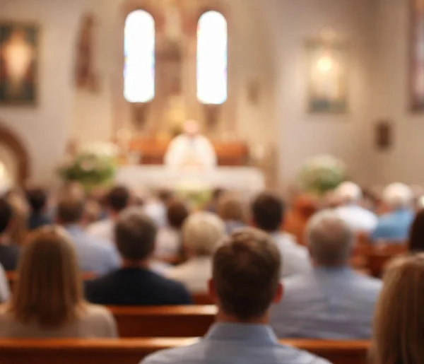 Ilu Polaków naprawdę chodzi do kościoła? Jedna statystyka szokuje-15966