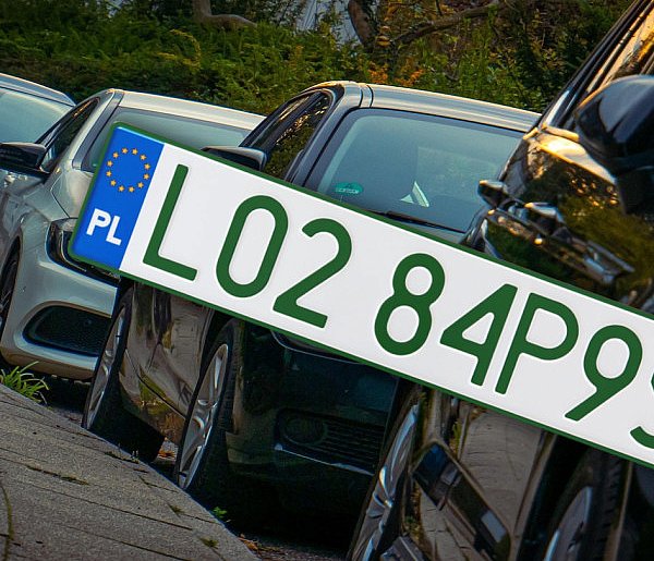 Tablice z zielonymi napisami na kolejnych autach. Nie chodzi o "elektryki"-15990