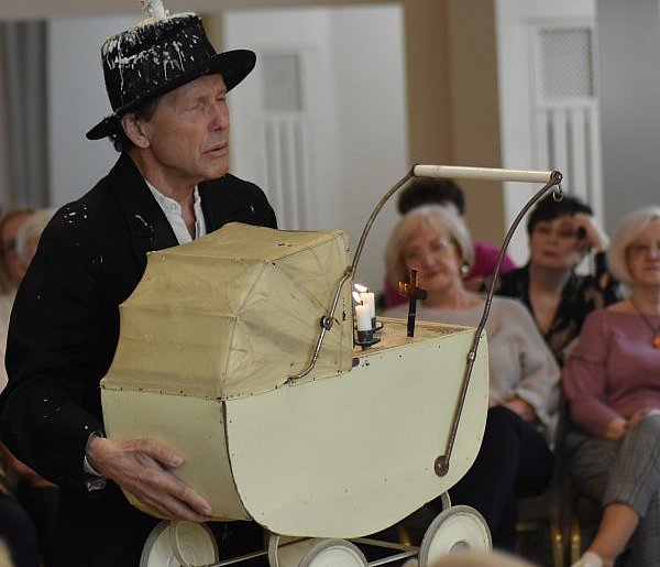 Niezwykły spektakl dla uczestników Uniwersytetu Trzeciego Wieku [ZDJĘCIA]