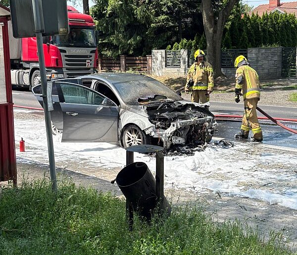 Auto stanęło w płomieniach na DK15. Utrudnienia w Gniewkowie [ZDJĘCIA]