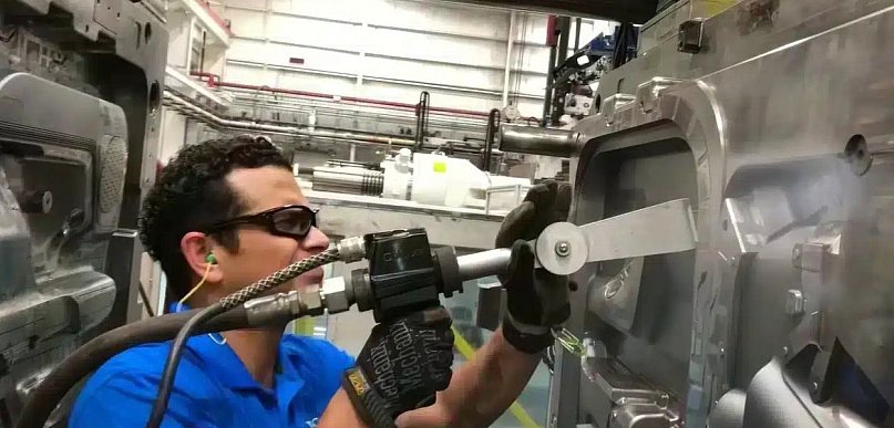 Suchy lód w praktyce, czyli skuteczne czyszczenie bez odpadów wtórnych