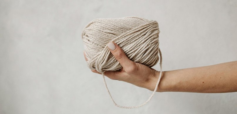 Jaką włóczkę wybrać na sweter, żeby był wygodny i trwały?