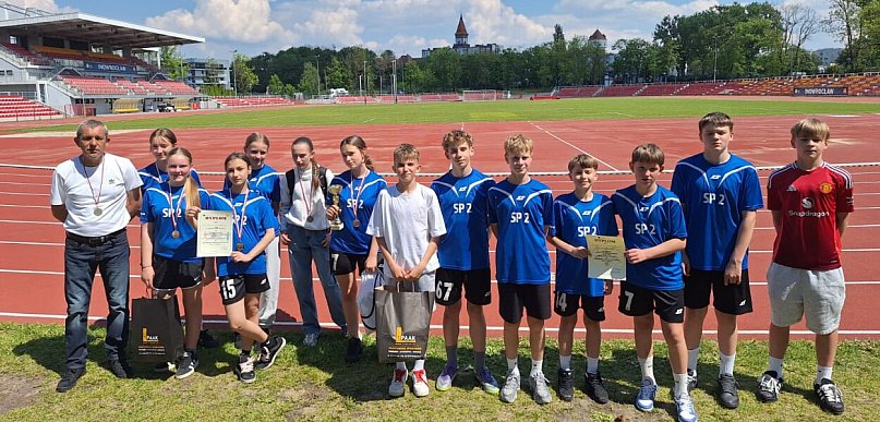 Uczniowie SP drużynowymi mistrzami powiatu w lekkoatletyce