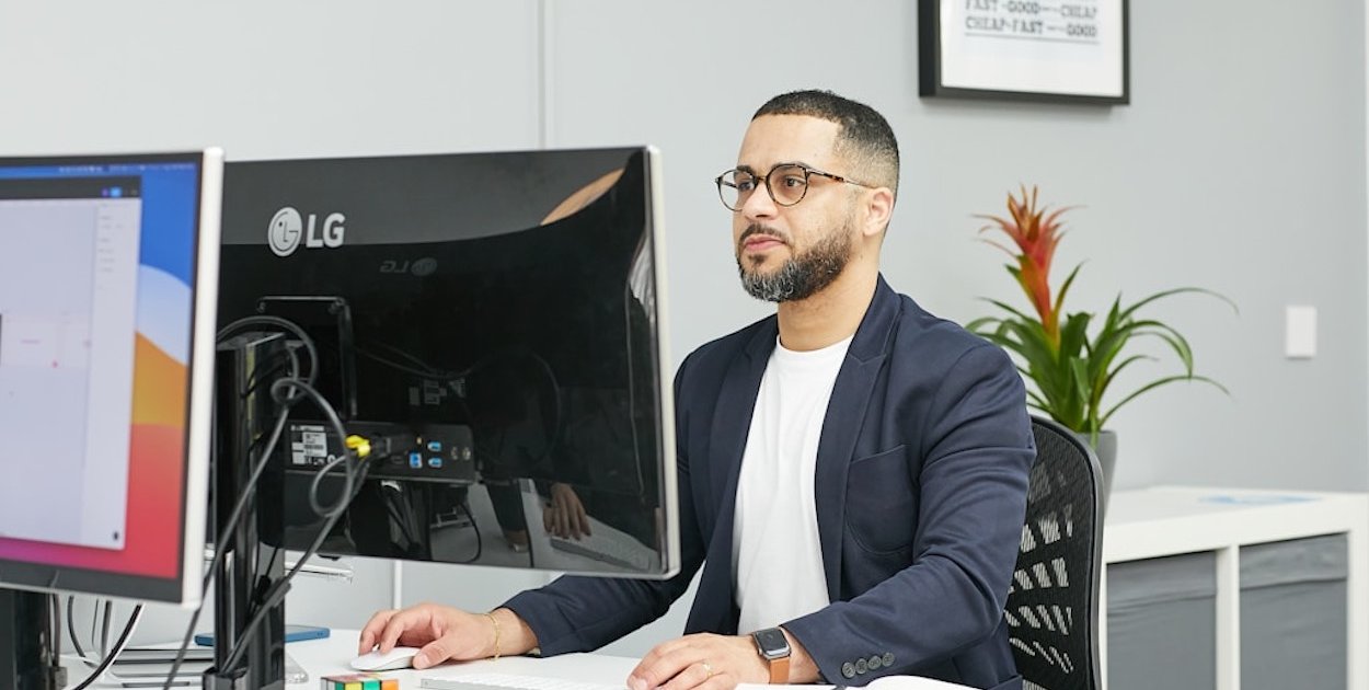 Pracownik urzędu sprawdzający dokumenty do zniszczenia w Inowrocławiu / Fot. unsplash.com