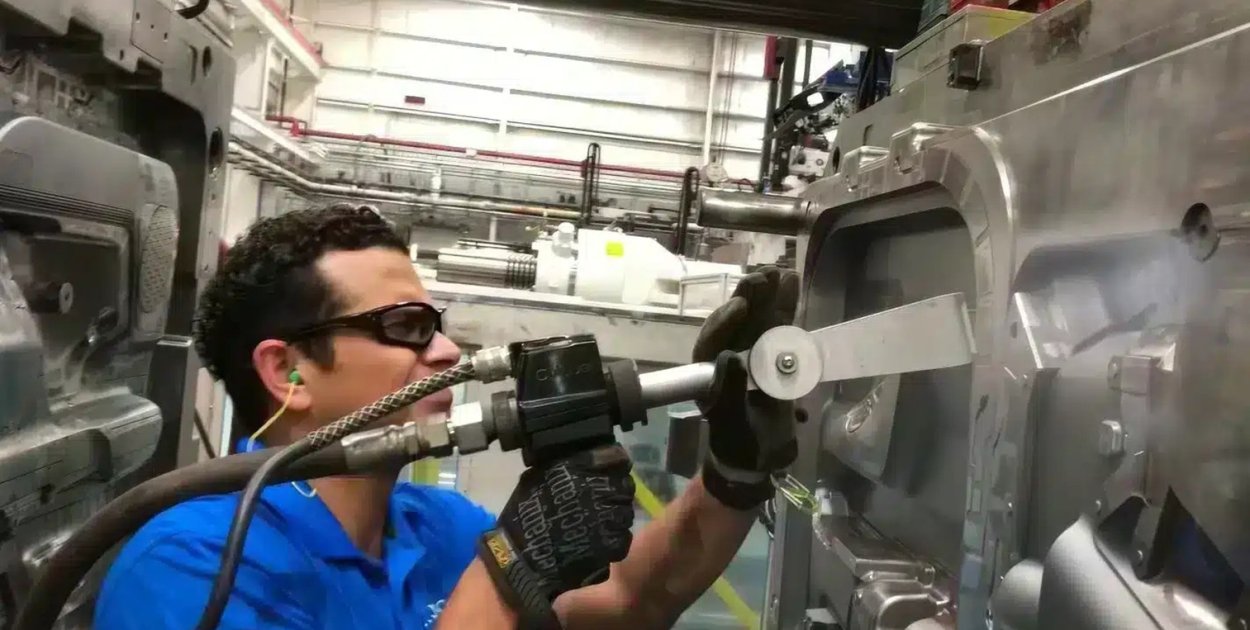 Suchy lód w praktyce, czyli skuteczne czyszczenie bez odpadów wtórnych