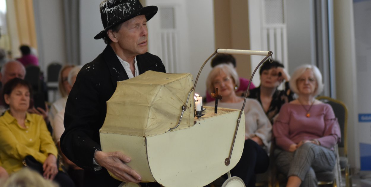 Niezwykły spektakl dla uczestników Uniwersytetu Trzeciego Wieku [ZDJĘCIA]