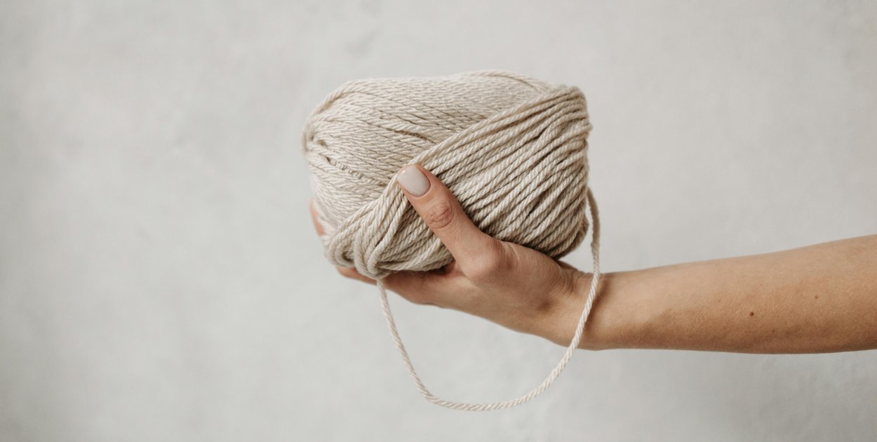 Jaką włóczkę wybrać na sweter, żeby był wygodny i trwały?