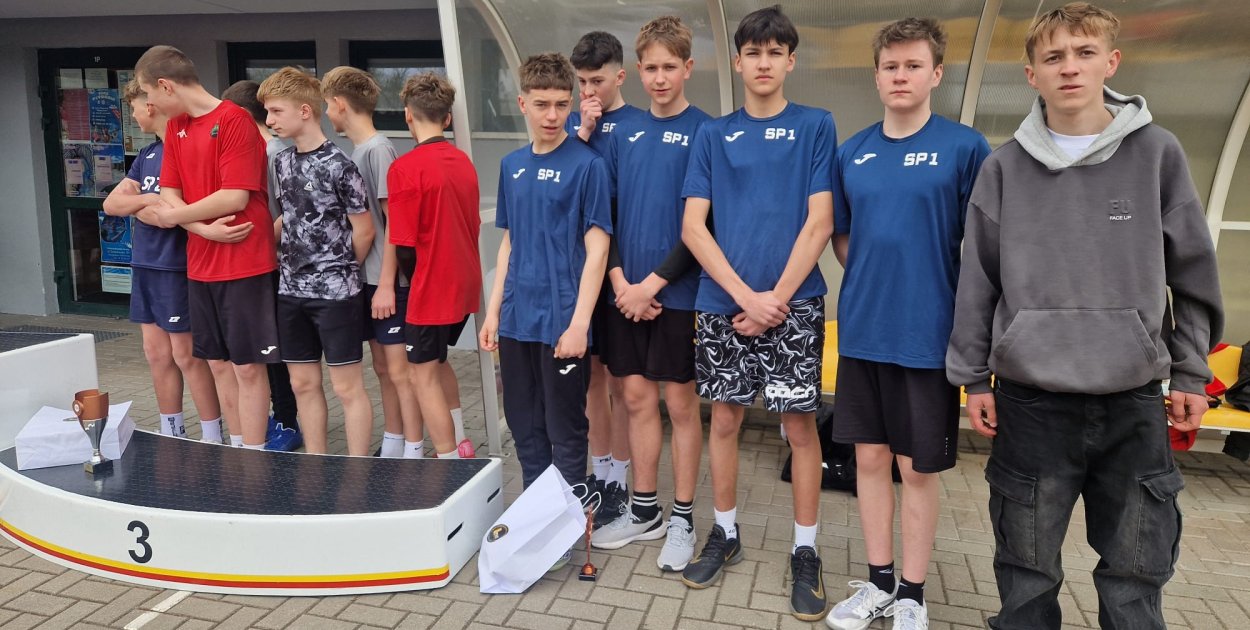 Medalowe przełajowe biegi uczniów gniewkowskiej „Jedynki”